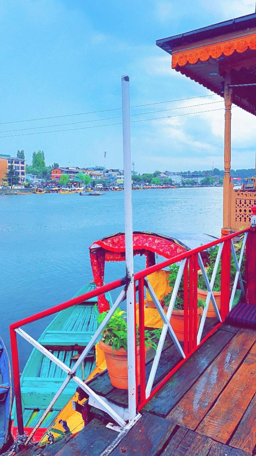 Crown Of India Group Of Houseboats Hotel Srinagar  Exterior photo