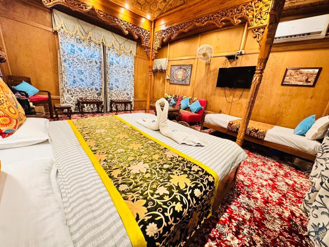 Crown Of India Group Of Houseboats Hotel Srinagar  Exterior photo
